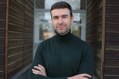 Yakışıklı girişimci şık bir kaplumbağa yaka süveter giyiyor.