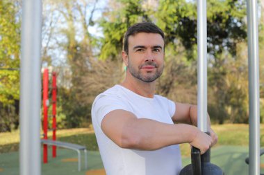 Kettlebell kaldıran yakışıklı bir adam.