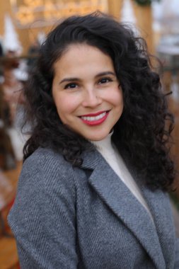 güzel genç esmer kadın portresi kapatın 