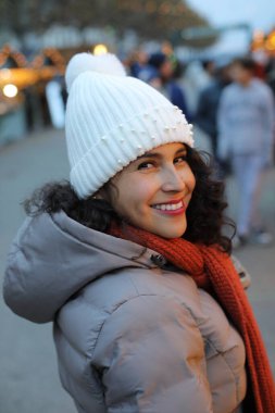Kış şehrinde şapkalı genç bir kadın