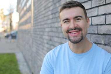 Yakından - gündelik giysiler içinde yakışıklı bir genç adam.