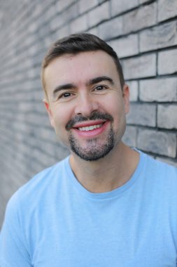 Yakından - gündelik giysiler içinde yakışıklı bir genç adam.