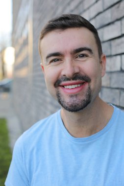 Yakından - gündelik giysiler içinde yakışıklı bir genç adam.