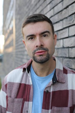 Yakından - gündelik giysiler içinde yakışıklı bir genç adam.