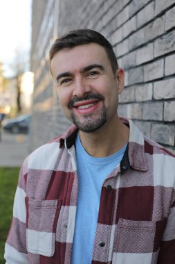 Yakından - gündelik giysiler içinde yakışıklı bir genç adam.