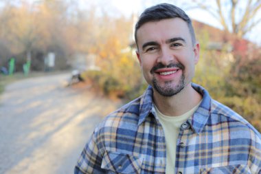 Yakından - gündelik giysiler içinde yakışıklı bir genç adam.