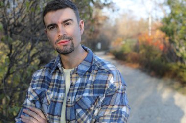 Yakından - gündelik giysiler içinde yakışıklı bir genç adam.