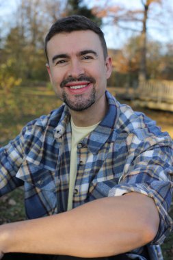 Doğada keçi sakalı olan yakışıklı bir adam.