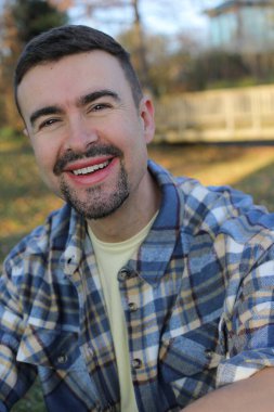 Doğada keçi sakalı olan yakışıklı bir adam.