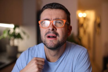 Kirli gözlüklerle görmeye çalışan bir adam