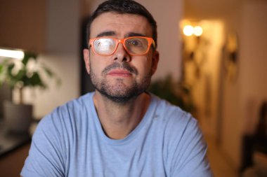 Kirli gözlüklerle görmeye çalışan bir adam