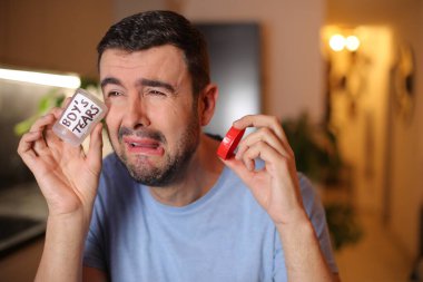 Kavanozu tutan adamın göz yaşları