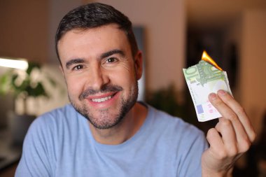 Adam 100 avro yakıyor.