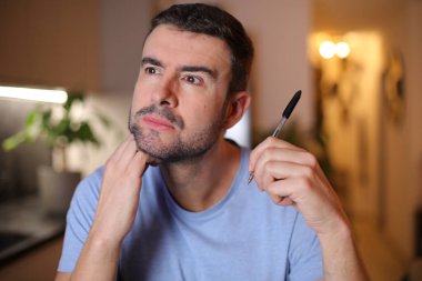 Yakışıklı yazar ilham arıyor.