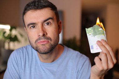 Adam 100 avro yakıyor.