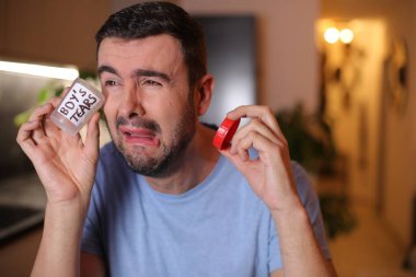 Kavanozu tutan adamın göz yaşları