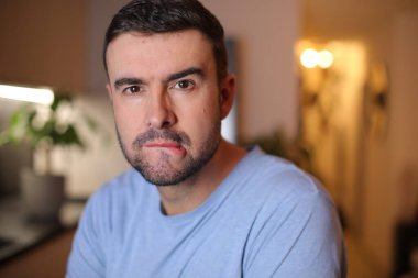 Sevimli bir adam karşı konulmaz bir şeyi gözlemliyor.