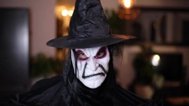 Soluk tenli şeytani yaşlı cadı. 