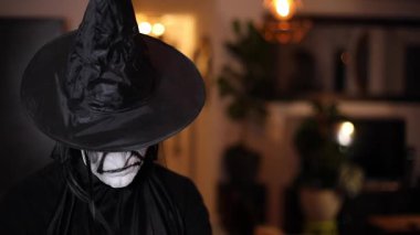 Soluk tenli şeytani yaşlı cadı. 