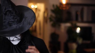 Soluk tenli şeytani yaşlı cadı. 