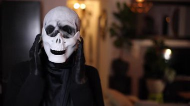 Soluk tenli şeytani yaşlı cadı. 