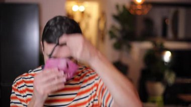 Adam evde ürkütücü bir maske takıyor.