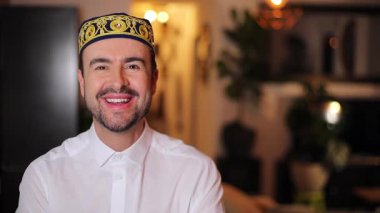 Güzel, geleneksel nakış işlemeli şapka giyen yakışıklı müslüman adam. 