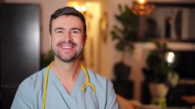 Steteskoplu yakışıklı, profesyonel doktor.