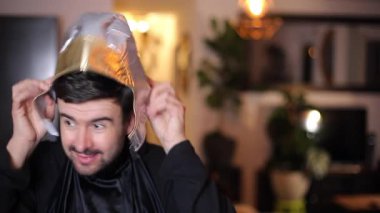 Siyah takım elbiseli ve gümüş şapkalı yakışıklı adam.