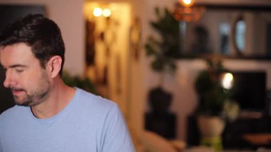 Mutfakta pizza kutusuyla yakışıklı bir adam.