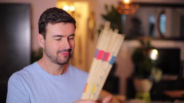 Mikado adında geleneksel bir strateji oyunu tutan adam. 