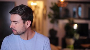 Bir şeye bakan yakışıklı bir adamın portresi.