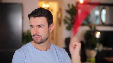 Komedyen küçük bir deri kamçıyla oynuyor. 