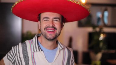 Şapka takan mutlu adamın portresi.