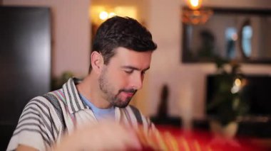 Bir sombrero ve panço ile dans eden bir adam 