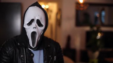 Cadılar Bayramı için ürkütücü bir maske takan adam. 