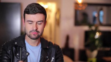 Cadılar Bayramı için ürkütücü bir maske takan adam. 