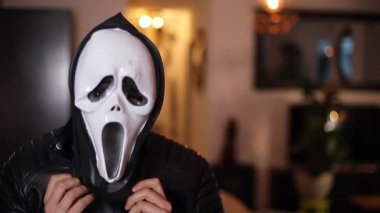 Cadılar Bayramı için ürkütücü bir maske takan adam. 