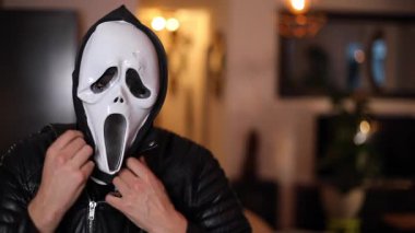 Cadılar Bayramı için ürkütücü bir maske takan adam. 