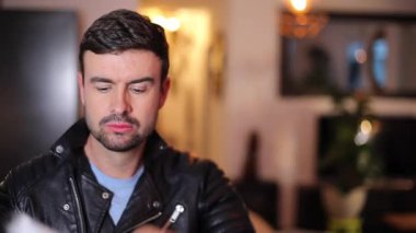 Ürkütücü tavşan maskesi takan ürkütücü bir adam. 