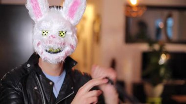 Ürkütücü tavşan maskesi takan ürkütücü bir adam. 