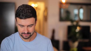 Farkına varmak için nefes alma teknikleri uygulayan bir adam. 