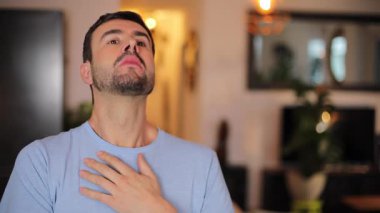 Farkına varmak için nefes alma teknikleri uygulayan bir adam. 