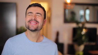 Gözleri kapalı bir adam bir sürpriz alıyor. 