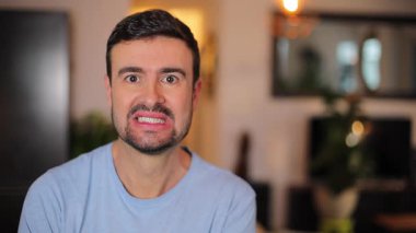 Mutsuz adam evde sahte bir gülümseme sergiliyor.