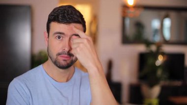 Yakışıklı ruhani adam evde dua ediyor. 