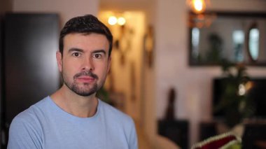 Karnaval maskesi tutan adam, yaklaşın.