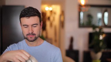 Kaliteli ağır ve büyük telefon kullanan bir adam. 