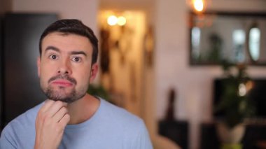 Adam parmaklarını yüzüne gösteriyor, kapat.