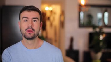 Genç adam soru işareti gösteriyor. 